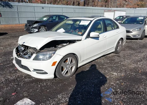 2011 Mercedes-Benz C 300 Luxury 4Matic/Sport 4Matic z USA, uszkodzony, nr VIN WDDGF8BB3BR183540